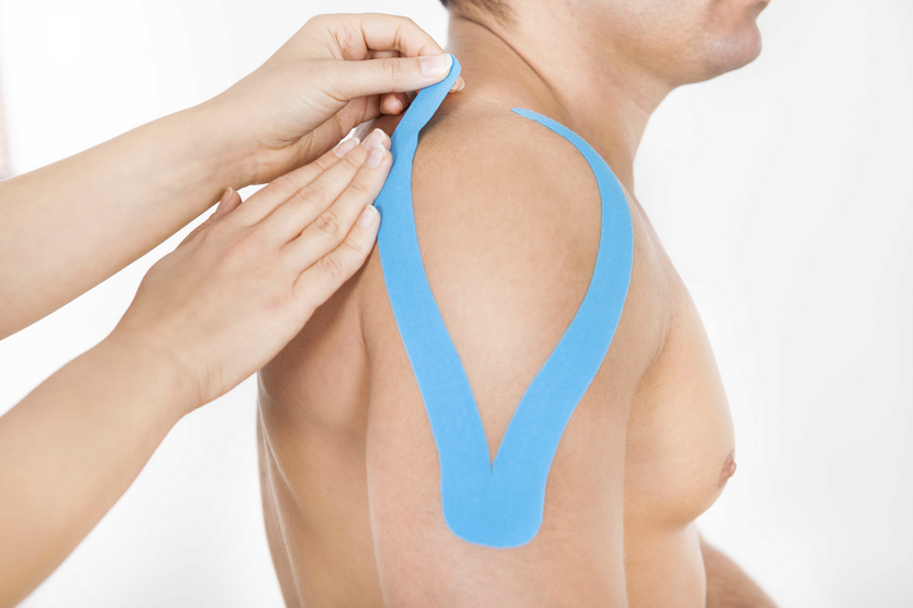 Kineziotaping ramene pro podporu správné funkce svalů, kloubů a regenerace při bolestech pohybového aparátu.