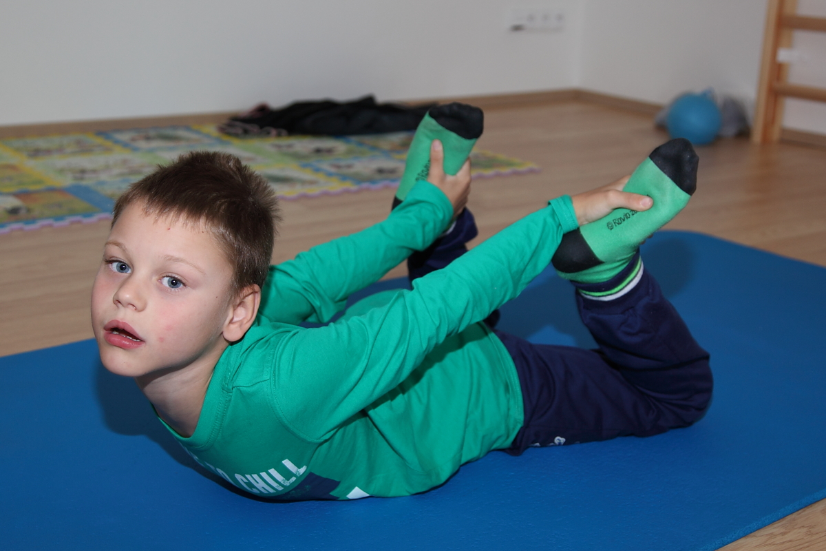 Dítě během neurokineziterapie rozvíjí koordinaci pohybů, stabilitu a schopnost samostatného pohybu.