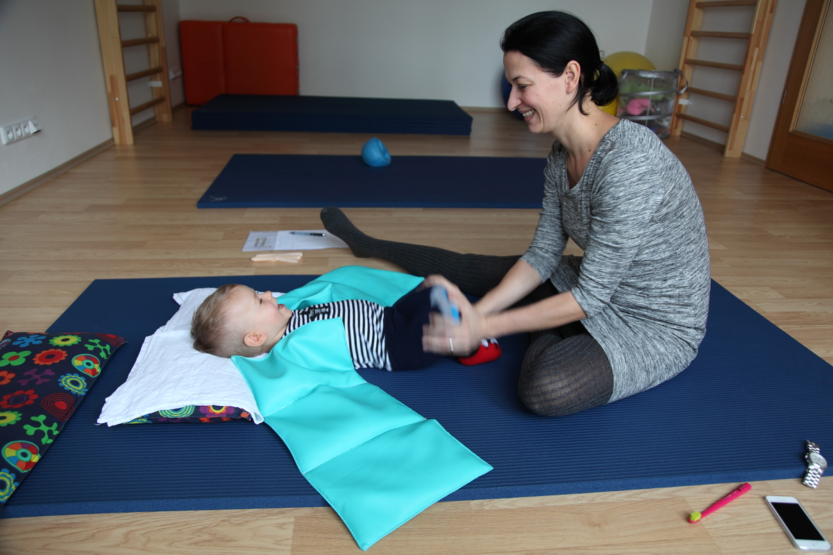 Terapeutické cvičení v rámci neurokineziterapie zaměřené na podporu koordinace, stability a motorického vývoje dítěte.