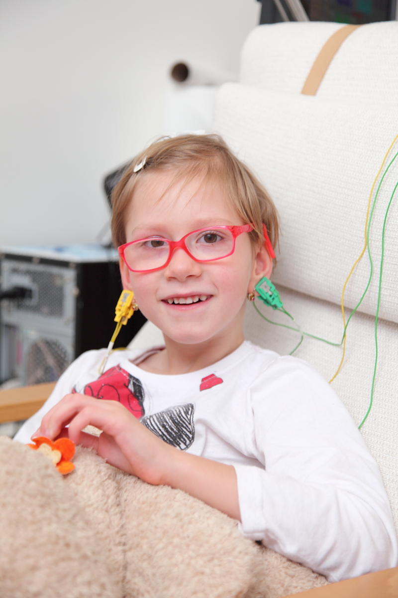 Dívka s dětskou mozkovou obrnou během dlouhodobé terapeutické podpory a neurofeedback tréninku.